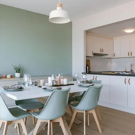 Huswell - Bright Seaview In