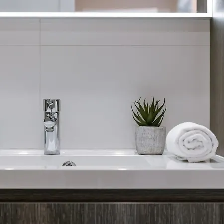 Daire Huswell - Bright Seaview In